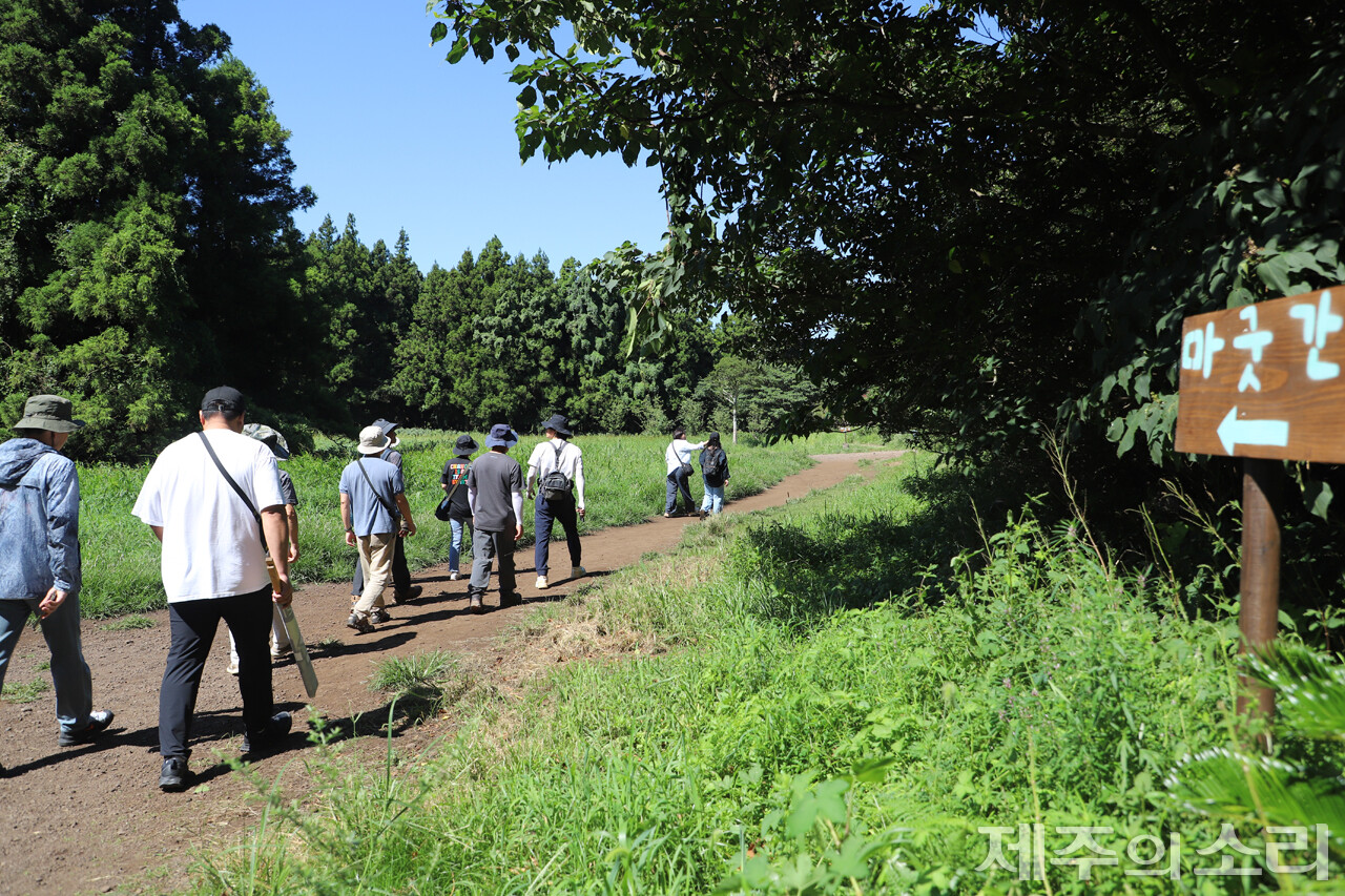 양용찬열사추모사업회, 시민정치연대 제주가치, 제주대 공동자원과 지속가능사회 연구센터, (사)제주생태관광협회, [제주의소리]가 함께하는 ‘탐나는가치 맵핑(mapping)’ 마을공동목장 프로젝트팀은 지난달 31일 송당상동공동목장을 탐방했다.&nbsp;ⓒ제주의소리