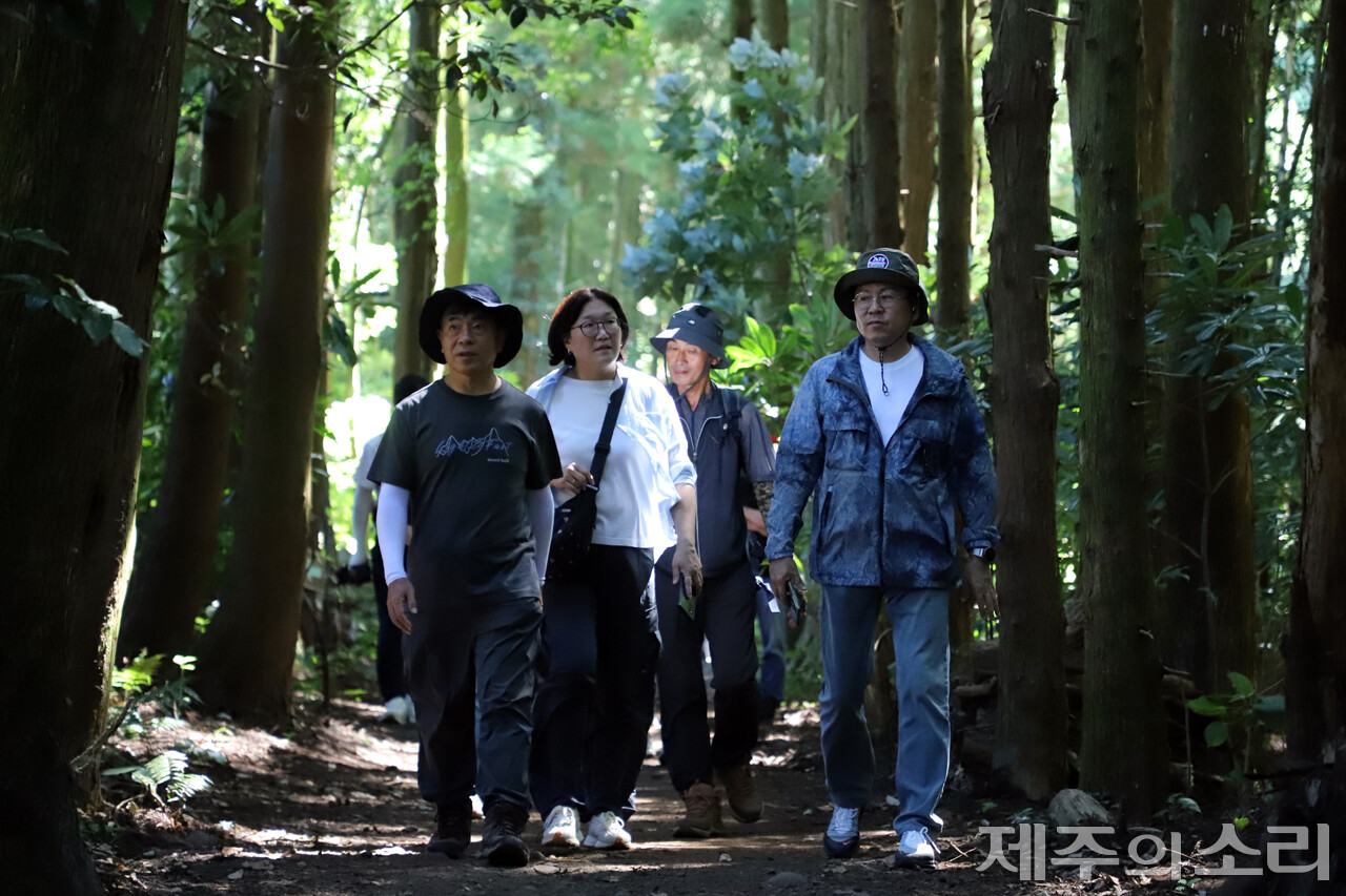 양용찬열사추모사업회, 시민정치연대 제주가치, 제주대 공동자원과 지속가능사회 연구센터, (사)제주생태관광협회, [제주의소리]가 함께하는 ‘탐나는가치 맵핑(mapping)’ 마을공동목장 프로젝트팀은 지난달 31일 송당상동공동목장을 탐방했다.&nbsp;ⓒ제주의소리