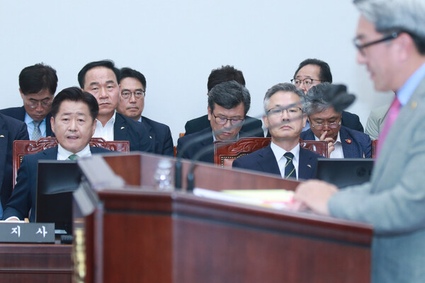 도정질문 마무리 발언 중인 김황국 제주특별자치도의원과 답변을 마치고 자리에 앉은 오영훈 제주도지사.