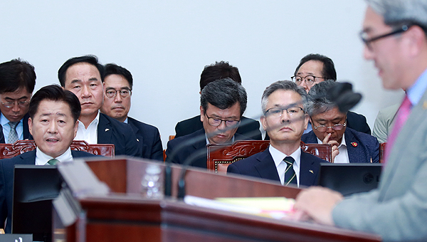 3일 제431회 제주특별자치도의회 임시회에서 김황국 도의원(오른쪽)의 도정질문이 끝난후 오영훈 제주도지사(왼쪽)가 다소 불편한 표정을 지으며 집행부석에 앉는 모습. [사진제공-제주특별자치도의회]