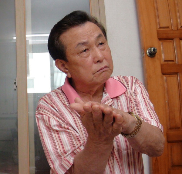 간첩조작사건 피해자 양의남. 양씨는 보안사령부 제주지부인 '한라기업사'에 끌려가 모진 고문을 받고 어깨와 무릎을 크게 다쳐 지금까지도 후유증에 시달리고 있다. 당시 보안사는 '답은 정해져있으니 너는 대답만 하라'는 '답정너'식 추궁을 가했다. 사진=김종민. ⓒ제주의소리 자료사진