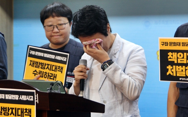 지난달 25일 전국민주노총조합총연맹 제주지역본부가 진행한 구좌 문화재 발굴현장 사망사고 진상규명 촉구 기자회견에서 사망사고의 유족이 눈물을 흘리고 있는 모습. ⓒ제주의소리 자료사진