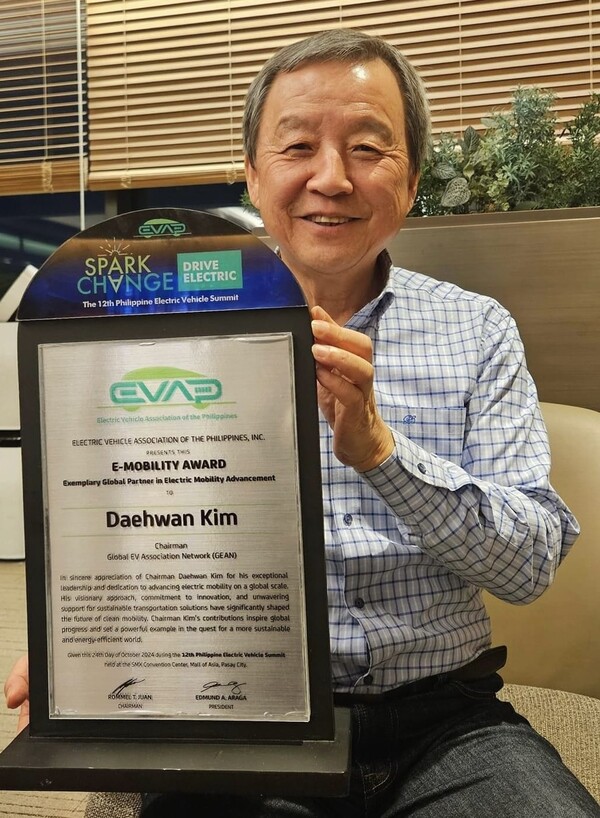 김대환 세계전기차협의회장이&nbsp;지난 10월 24일 필리핀 마닐라에서 열린 제12차 필리핀 전기자동차 서밋에서 필리핀 전기자동차협회로부터  ‘e 모빌리티 Award’를 수상했다.&nbsp;<br>