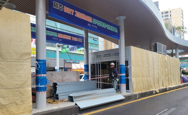 오프닝 행사 직후 공사가 재개된 제주시 이도동 BRT고급화사업 섬식정류장 현장. ⓒ제주의소리