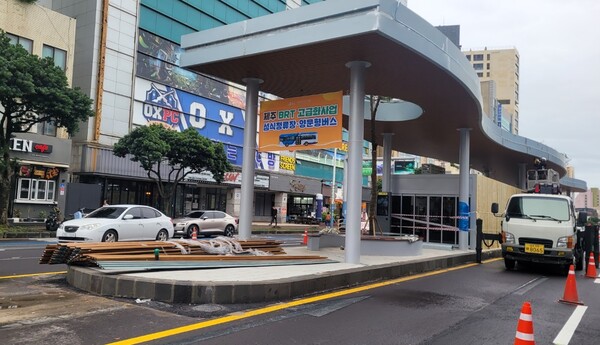 오프닝 행사 직후 공사가 재개된 제주시 이도동 BRT고급화사업 섬식정류장 현장. ⓒ제주의소리<br>