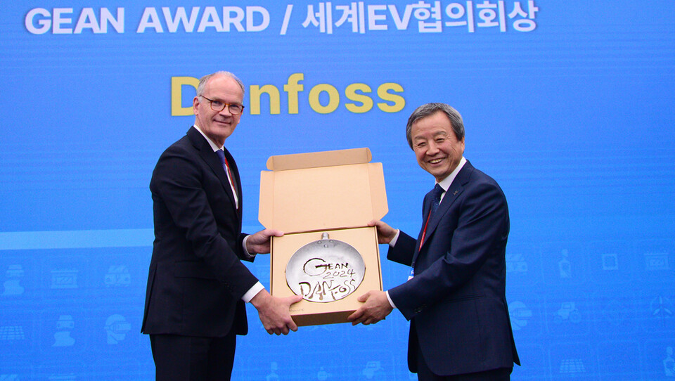 김대환 GEAN 회장(사진 오른쪽)이 덴마크 글로벌 기술기업인 댄포스(Danfoss) 아시아태평양 지역 대표 Jan Schoemaker에게 2024 GEAN AWARD 를 수여하고 있다. 사진=국제e-Mobility엑스포. ⓒ제주의소리