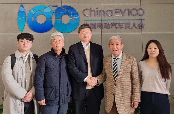 박종천 세계이모빌리티협의회(GEAN) 사무총장(오른쪽 두 번째)은 27일 중국전기자동차100인회 류샤오스 상무부비서장(오른쪽 세 번째)을 만나 제12회 국제 e-모빌리티엑스포 참여를 홍보했다. 사진=GEAN.<br>