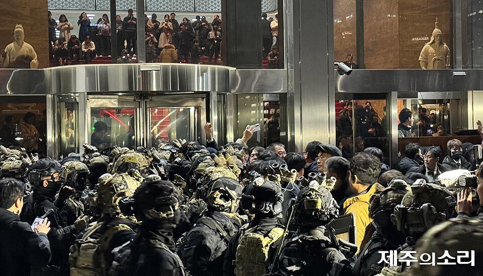 윤석열 대통령이 비상계엄령을 선포하자 공수부대가 국회 진입을 시도하고 있다.