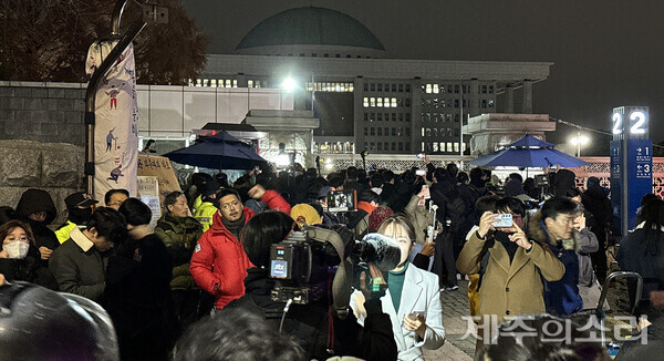지난 3일 자정이 가까워질 때쯤 국회 앞 상황. / 제주의소리