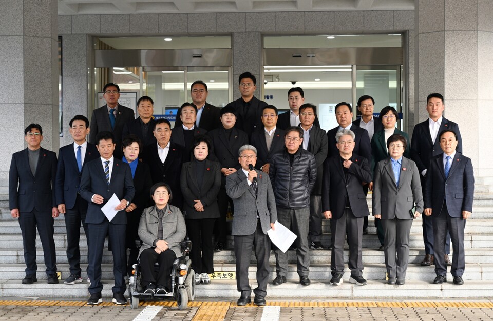 제주특별자치도의회가 12월 4일 오전 긴급기자회견을 갖고 윤석열 대통령의 불법계엄 규탄과 내란죄 수사를 촉구했다.