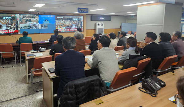 제주특별자치도는 4일 오전 1시30분 제주도청 종합상황실에서 비상계엄 선포에 따른 긴급 영상회의를 주재했다. 사진=제주특별자치도<br>