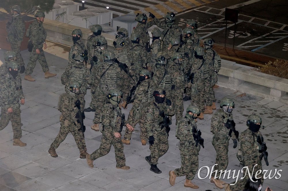 대통령의 비상계엄 후 무장한 계엄군이 국회로 진입했다. / 사진=오마이뉴스