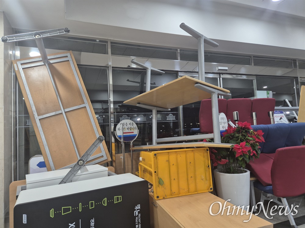 각종 집기들로 바리케이트를 쳐 놓은 모습 / 사진=오마이뉴스