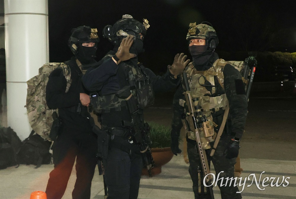 대통령의 비상계엄 후 무장한 계엄군이 국회로 진입했다. / 사진=오마이뉴스<br>