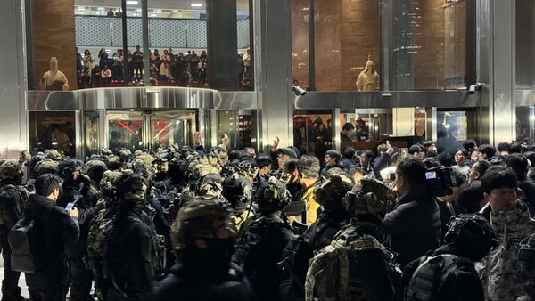 윤석열 대통령 비상계엄 선포 직후 국회의사당 정문 앞.