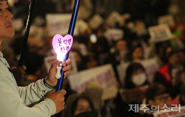 강한 바람에 의해 꺼질 수 있는 촛불을 대신해 응원봉까지 등장했다. ⓒ제주의소리