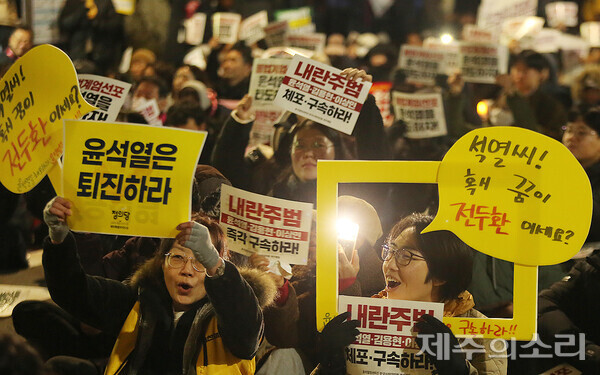 계엄으로 군사독재 정권을 수립한 전두화과 윤석열 대통령이 비교되고 있다. ⓒ제주의소리