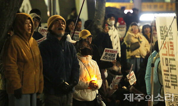 자리에 앉지 않고, 집회 내내 주변에 서서 윤석열 퇴진 목소리를 내는 사람도 많았다. ⓒ제주의소리