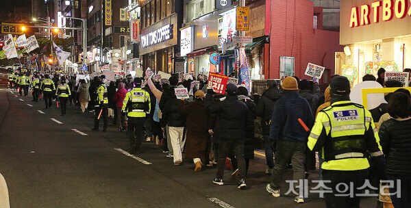 제주시청 일대를 행진하는 집회 참가자들. ⓒ제주의소리