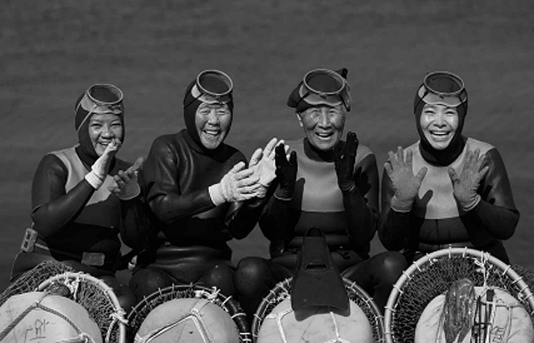 제주시 한림읍 귀덕2리 어촌계 고령 해녀와 새내기 해녀가 함께 물질에 나서면서 환하게 웃고 있다. / 제주해녀 자료사진 ⓒ 양종훈