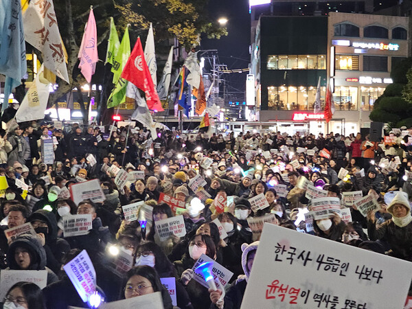 10일 오후 7시 제주시청 앞 광장에서 열린 '반헌법 계엄시도 윤석열 즉각퇴진 제주도민대회'. ⓒ제주의소리