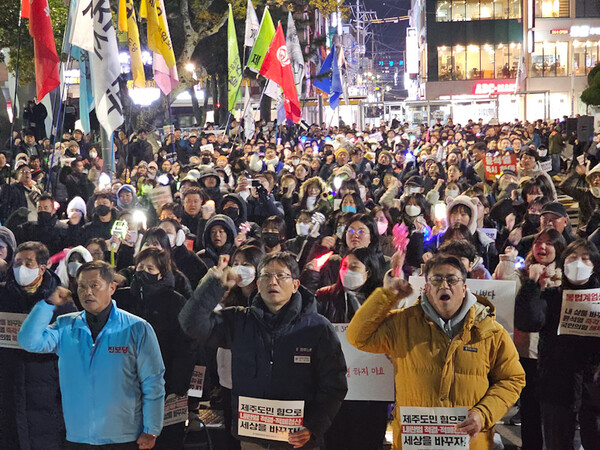 10일 오후 7시 제주시청 앞 광장에서 열린 '반헌법 계엄시도 윤석열 즉각퇴진 제주도민대회'. ⓒ제주의소리<br>