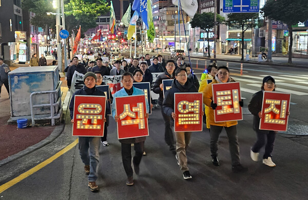 10일 오후 7시 제주시청 앞 광장에서 열린 '반헌법 계엄시도 윤석열 즉각퇴진 제주도민대회'. ⓒ제주의소리<br>