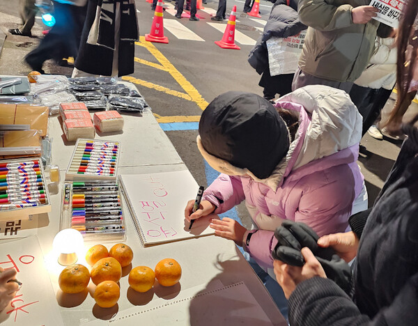 10일 오후 7시 제주시청 앞 광장에서 열린 '반헌법 계엄시도 윤석열 즉각퇴진 제주도민대회'. ⓒ제주의소리<br>