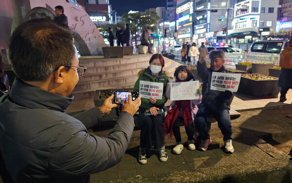 10일 오후 7시 제주시청 앞 광장에서 열린 '반헌법 계엄시도 윤석열 즉각퇴진 제주도민대회'. ⓒ제주의소리<br>