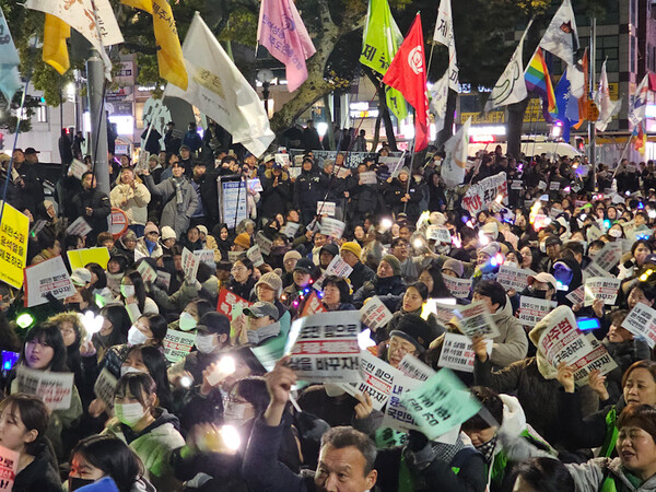 10일 오후 7시 제주시청 앞 광장에서 열린 '반헌법 계엄시도 윤석열 즉각퇴진 제주도민대회'. ⓒ제주의소리<br>