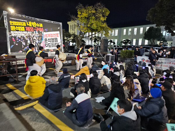 10일 오후 7시 제주시청 앞 광장에서 열린 '반헌법 계엄시도 윤석열 즉각퇴진 제주도민대회'. ⓒ제주의소리<br>