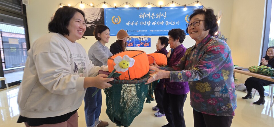 이번 해녀은퇴식에서 한림읍 금능리 문수열(80) 홍옥랑(83) 양윤정(82) 은퇴 해녀(사진 오른쪽 줄 앞에서 뒤 순서)가 최지은(36) 노진영(46) 문미란(38) 새내기 해녀(사진 왼쪽 줄 앞에서 뒤 순서)에게 제주해녀문화의 전승을 당부하며 테왁과 빗창, 물안경을 전수했다. ⓒ제주의소리 