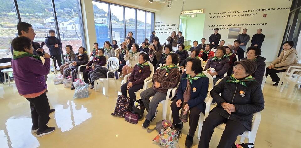 제주시 한림읍 금능리(이장 송문철)와 월령리(이장 강한철)가 주최하고 사단법인 제주해녀문화협회(이사장 양종훈)가 주관한 ‘제4회 제주해녀 은퇴식’이 9일 서귀포시 안덕면 소재 플레이 사계에서 열렸다. 은퇴 해녀들에게는 공로상과 함께 한국걸스카우트연맹이 명예지도자증을 헌정했다. ⓒ제주의소리 