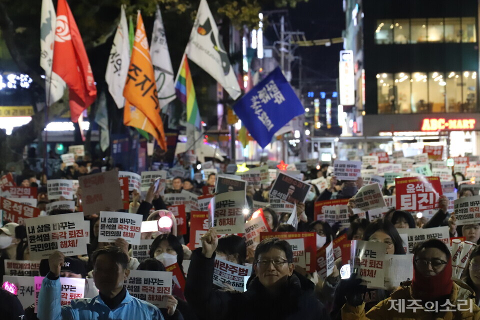 제주지역 시민사회단체와 정당으로 구성된 ‘윤석열 정권 퇴진·한국사회대전환 제주행동’은 11일 오후 7시 제주시청 민원실 앞에서 ‘반헌법 계엄시도 윤석열 즉각퇴진 제주도민대회’를 이어갔다. ⓒ제주의소리