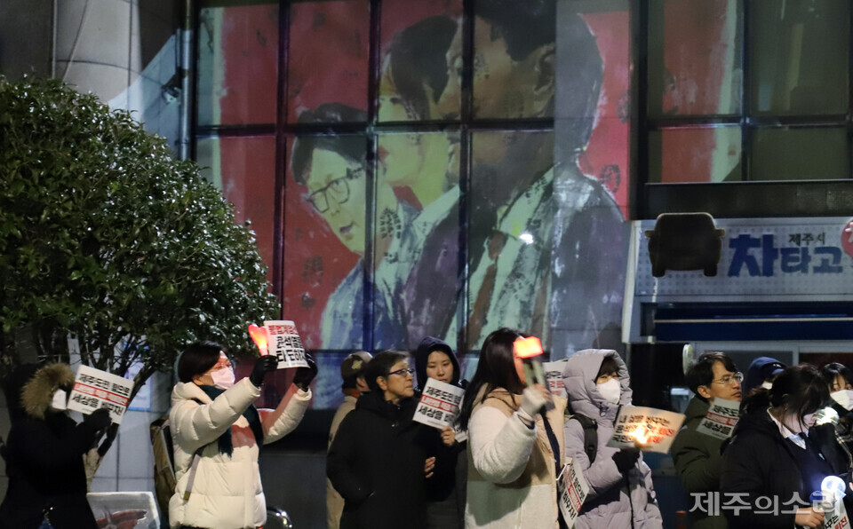 제주지역, 서울, 광주 등에서 활동하고 있는 예술인들의 풍자 그림이 제주시청 민원실 벽면에 비춰지고 있다. ⓒ제주의소리