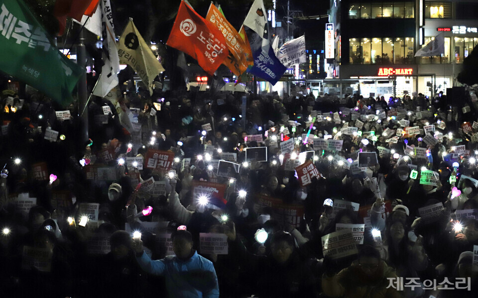 제주지역 시민사회단체와 정당으로 구성된 ‘윤석열 정권 퇴진·한국사회대전환 제주행동’은 11일 오후 7시 제주시청 민원실 앞에서 ‘반헌법 계엄시도 윤석열 즉각퇴진 제주도민대회’를 이어갔다. ⓒ제주의소리