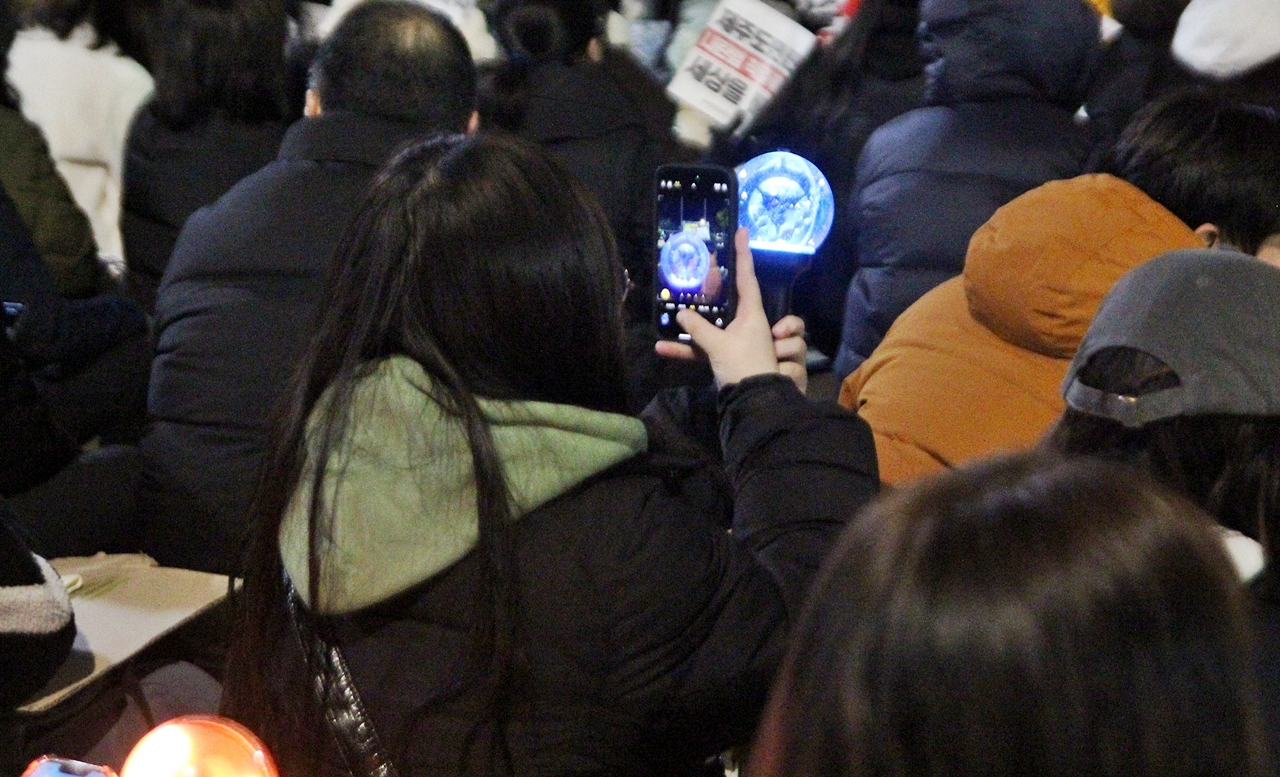 자신의 응원봉을 촬영하는 참가자. ⓒ제주의소리