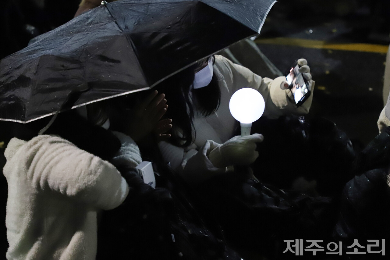 집회에 참여해 인증 사진을 찍고 있는 청소년들. ⓒ제주의소리