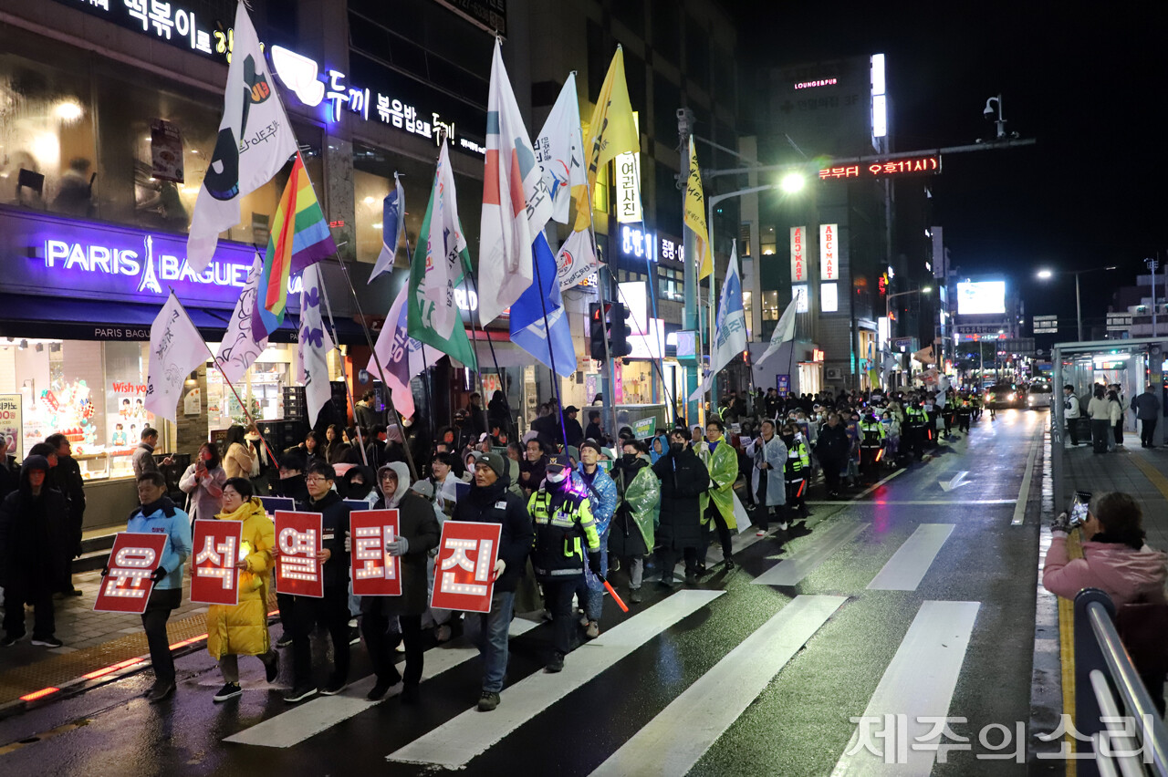집회가 끝난 뒤 행진을 통해 국민 뜻을 전하고 있는 제주도민들. ⓒ제주의소리