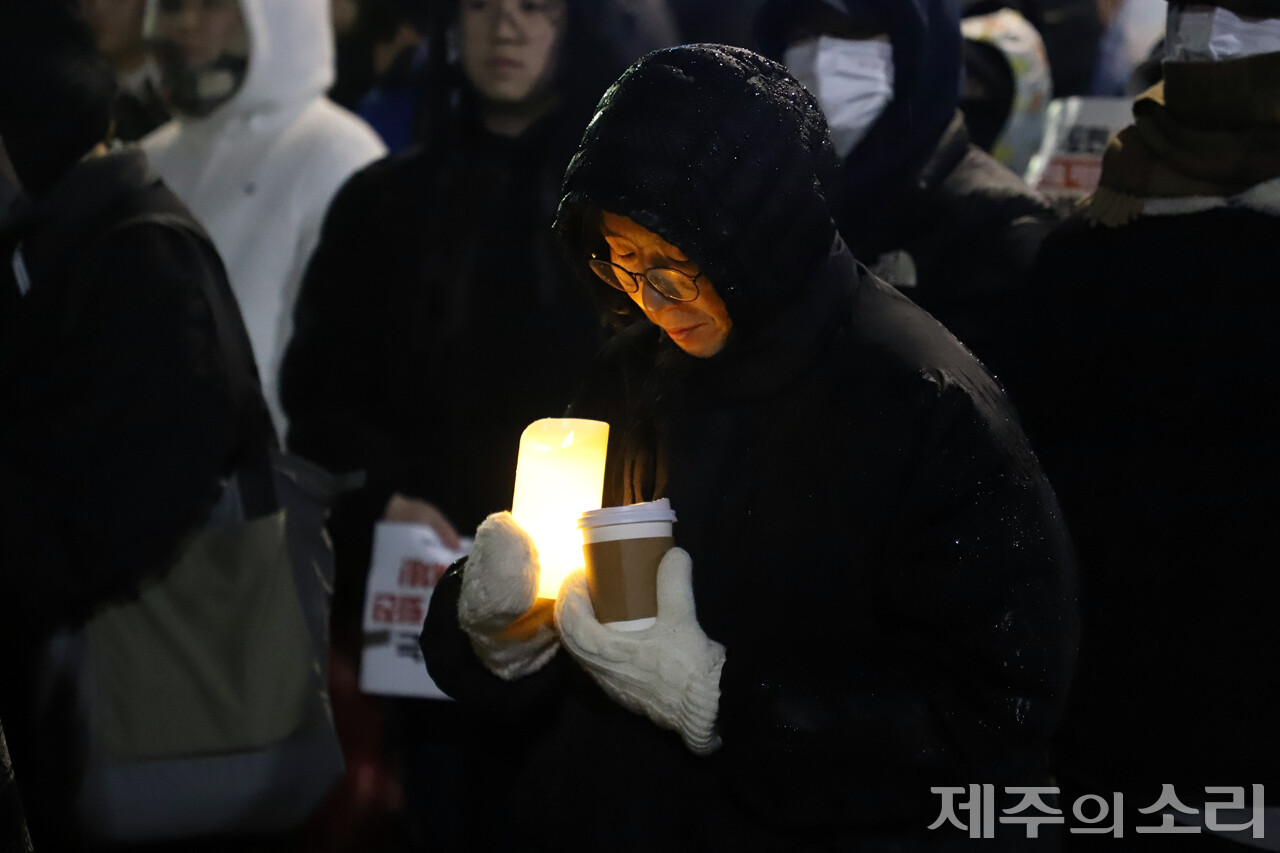 촛불을 들고 묵념 중인 집회 참가자. ⓒ제주의소리