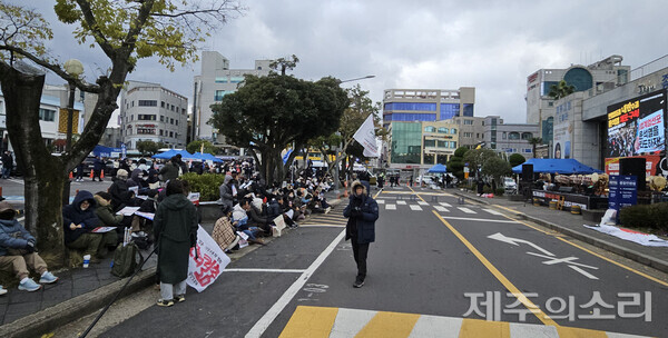 윤석열 즉각 퇴진 제주도민대회 시작 전부터 제주시청에 몰린 사람들. ⓒ제주의소리