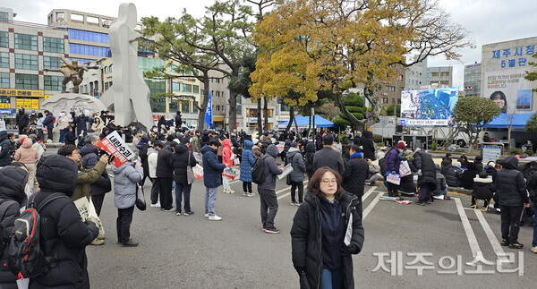 윤석열 즉각 퇴진 제주도민대회 시작 전부터 제주시청에 몰린 사람들. ⓒ제주의소리