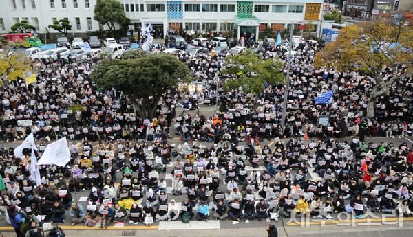 14일 오후 4시쯤 윤석열 탄핵을 촉구하는 제주시청 민원실 앞 집회. ⓒ제주의소리