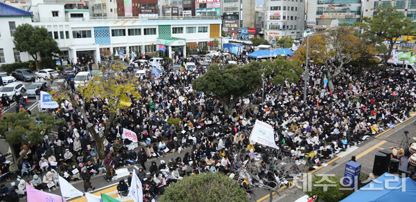 14일 오후 4시쯤 윤석열 탄핵을 촉구하는 제주시청 민원실 앞 집회. ⓒ제주의소리