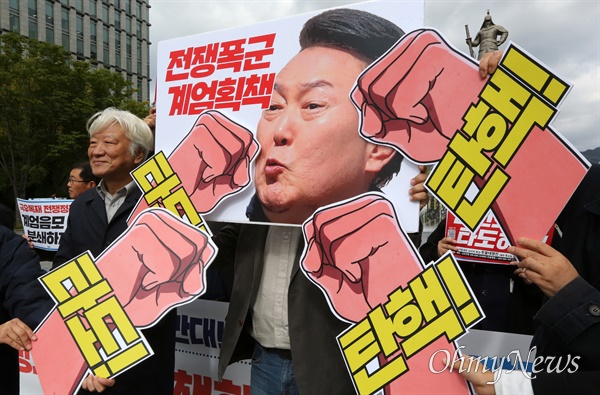 촛불행동이 10월 23일 오전 서울 종로구 광화문광장 이순신동상 앞에서 평화와 민주를 바라는 단체 27개와 개인 567명과 함께 '계엄과 전쟁을 막아내기 위한 시국선언 발표 기자회견'을 하고 있다. 기자회견 참석자들은