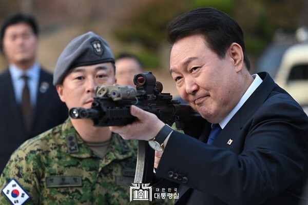 2023년 3월 10일 윤석열 대통령이 해군 특수전전단을 방문했을 당시 사격 자세를 취한 모습. / 사진=대통령실