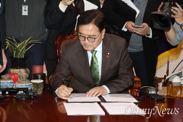 우원식 국회의장이 14일 오후 서울 여의도 국회 국회의장 접견실에서 김민기 국회사무총장에게 윤석열 대통령 탄핵 소추의결서를 전달하고 있다. 사진=오마이뉴스. ⓒ국회사진취재단 <br>