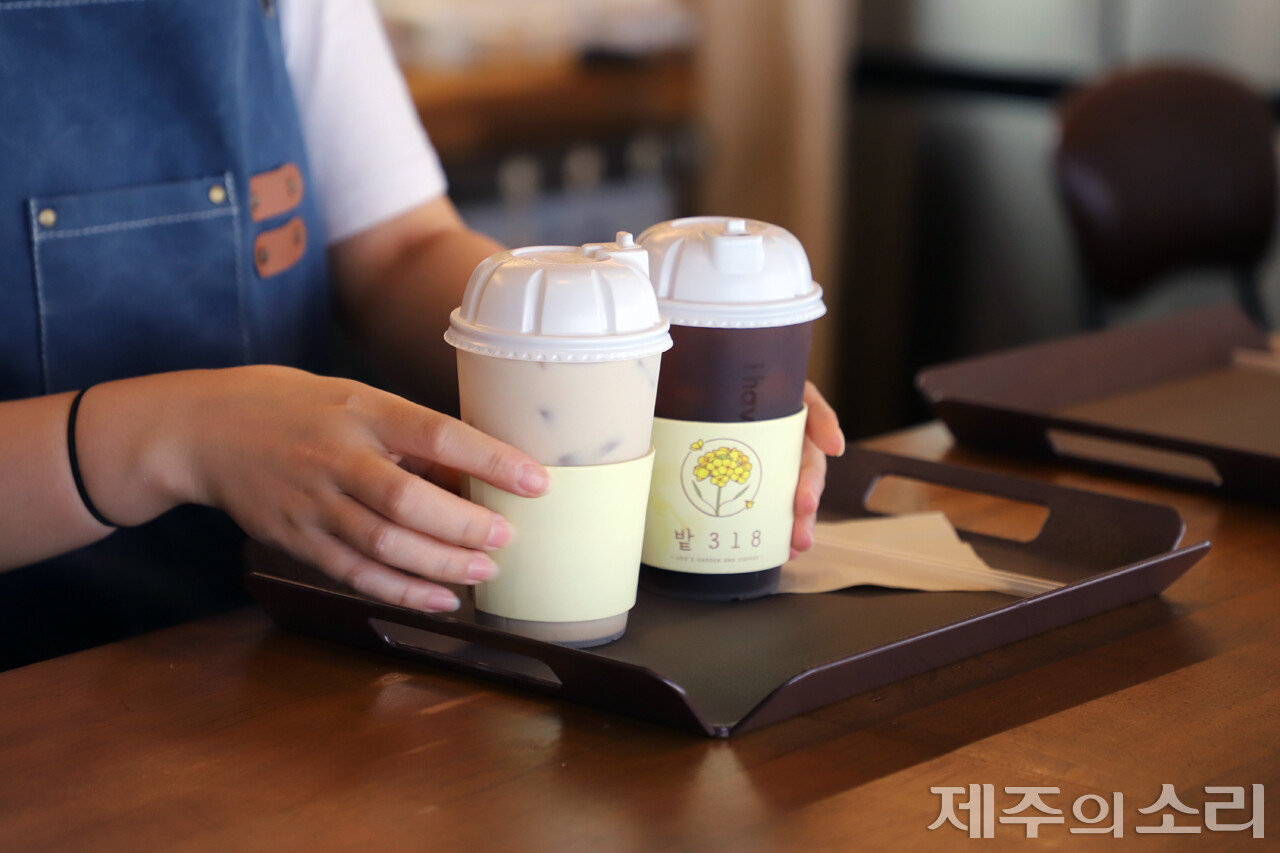 우도면 카페 '밭318'에서 제공 중인 다회용컵 음료. ⓒ제주의소리 자료사진