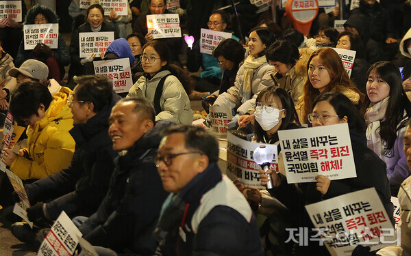 17일  제주시청 일대에서 진행된 제11차 윤석열 즉각퇴진 제주도민대회. ⓒ제주의소리