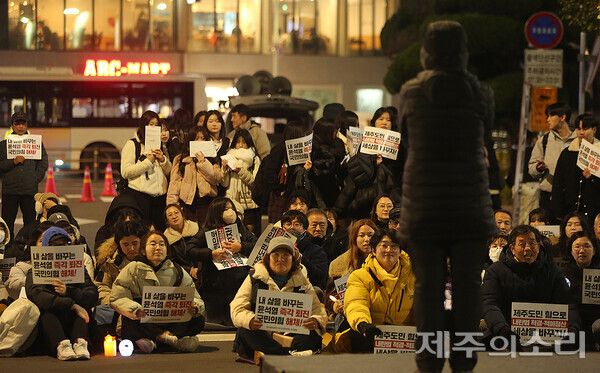 중년 여성의 군 미필 아들 얘기에 집중하는 참가자들.&nbsp; ⓒ제주의소리